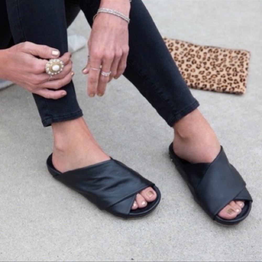 Beek Kea slide sandals black leather size 9 preowned